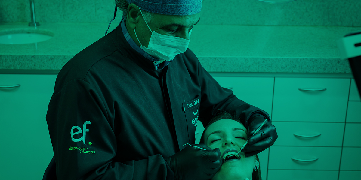 Dentista cuidando da boca do paciente